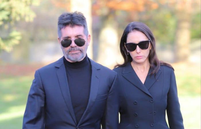 Simon Cowell scoppia a piangere e abbraccia i genitori di Liam Payne al funerale del defunto cantante nel Regno Unito