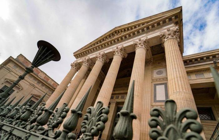 Rissa tra “gente perduta” in una piazza a Nîmes: un cinquantenne con il braccio amputato è accusato di tentato omicidio