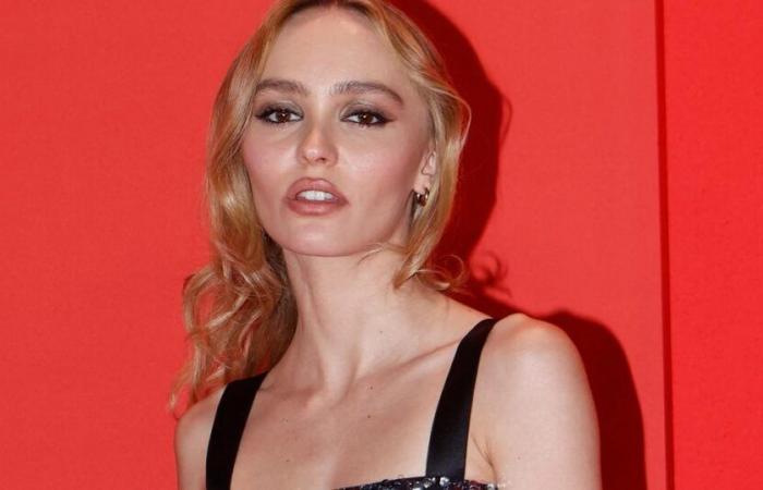 Lily-Rose Depp soccombe a sua volta all’acconciatura emblematica delle attrici di Hollywood