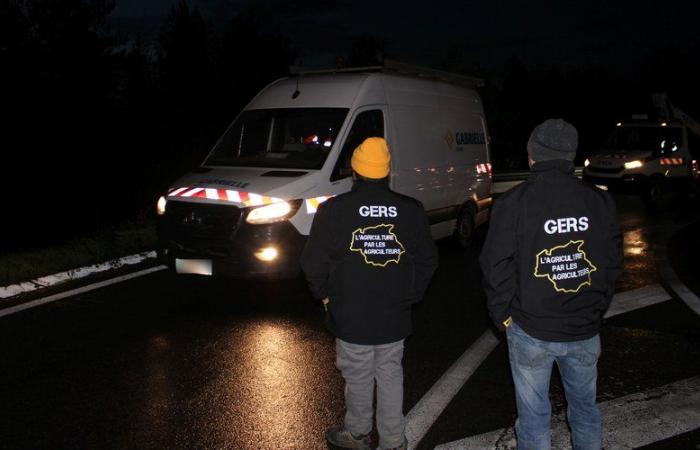 VIDEO. La rabbia degli agricoltori: una barriera filtro allestita all'ingresso di Auch dal Coordinamento rurale del Gers