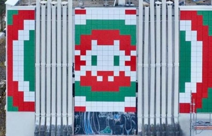 Parigi: l'artista francese Invader espone un'enorme opera affacciata su Place d'Italie