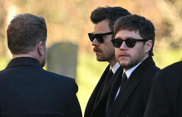 Simon Cowell scoppia a piangere e abbraccia i genitori di Liam Payne al funerale del defunto cantante nel Regno Unito