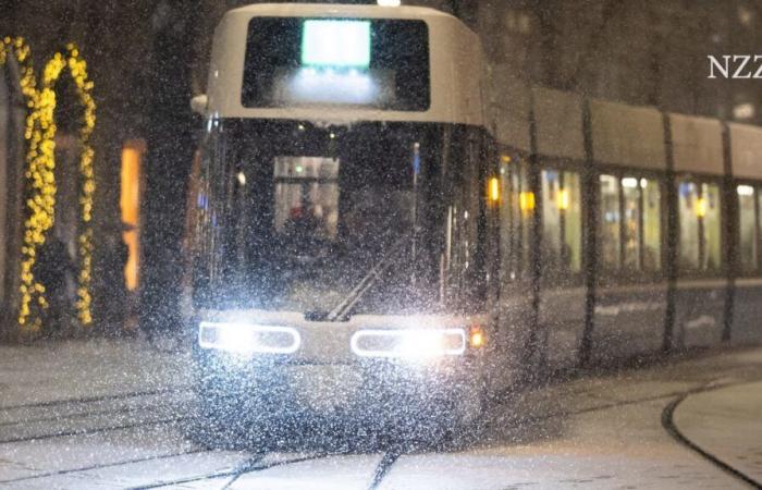 La neve in pianura provoca il caos in Svizzera