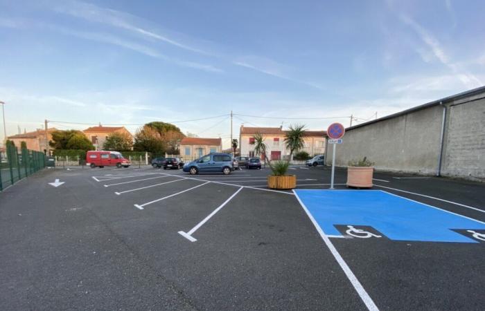 questo terreno inutilizzato da quasi 20 anni è stato trasformato in un parcheggio all'ingresso di Revel