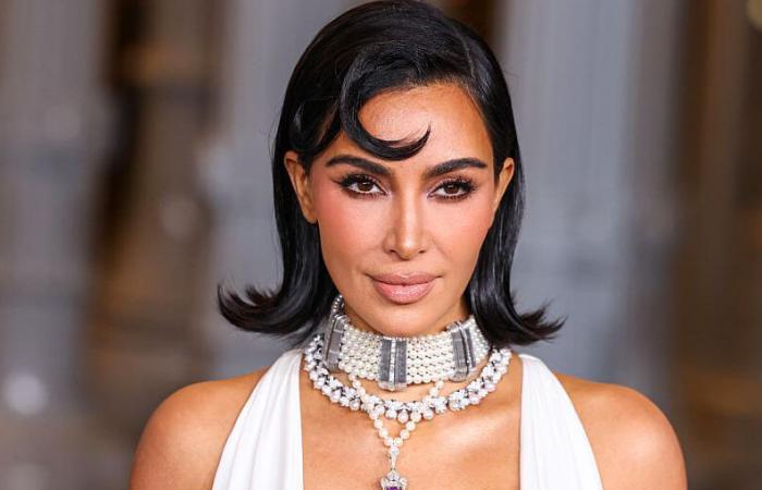 Kim Kardashian rannicchiata contro le macchine Tesla… Boris Johnson svela un attacco di Elisabetta II ai danni della coppia Macron…