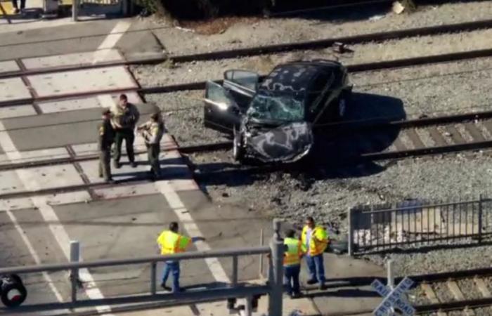 Autista ricoverato in ospedale dopo essersi schiantato contro il lato di un treno della metropolitana nel sud di Los Angeles