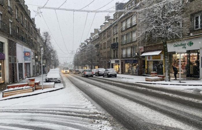 NELLE IMMAGINI. Il paese di Flers si risveglia sotto la neve: un decoro natalizio