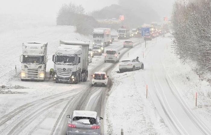 I primi fiocchi di neve stanno già disturbando il traffico nella Svizzera romanda