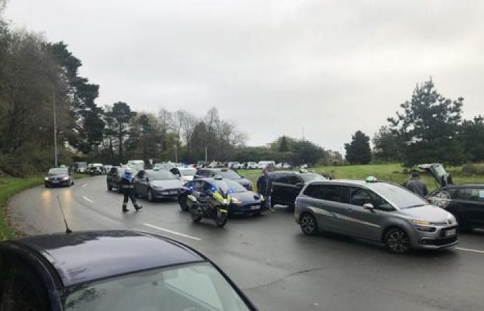 LIVE – I taxi arrabbiati del Finistère bloccano in gran parte la rotonda di Pen-ar-C’hleuz, riunione in corso nella sottoprefettura [Vidéo]