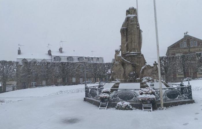 NELLE IMMAGINI. Il paese di Flers si risveglia sotto la neve: un decoro natalizio