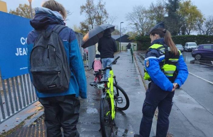 in bici o in scooter, “devi essere visibile”