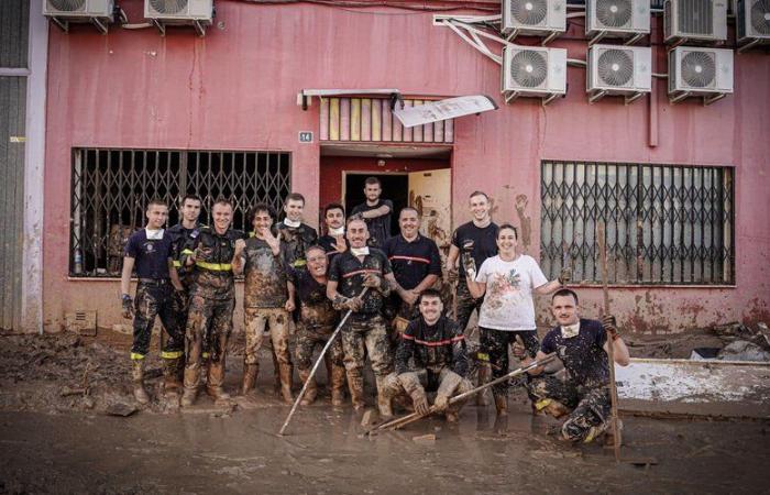 Inondazioni mortali in Spagna: immagini dei soccorritori francesi, nel fango ma con il sorriso, mobilitati intorno a Valencia