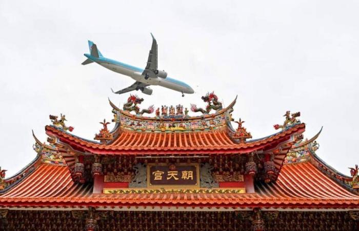 Un passeggero imprevedibile tenta di aprire la porta dell’aereo durante il volo