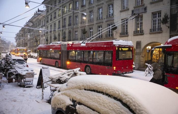 In alcuni punti la neve cade fino in pianura provocando numerosi incidenti – rts.ch