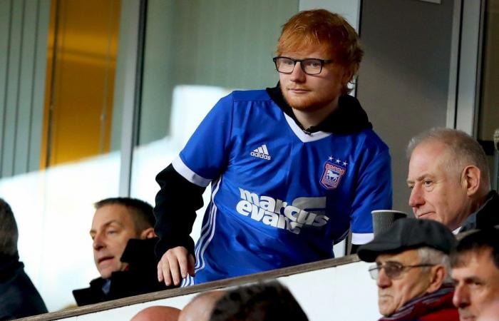 Ed Sheeran ha convinto i fan a firmare per Ipswich pochi istanti prima di unirsi a Taylor Swift sul palco