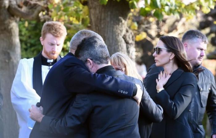 Simon Cowell scoppia a piangere e abbraccia i genitori di Liam Payne al funerale del defunto cantante nel Regno Unito