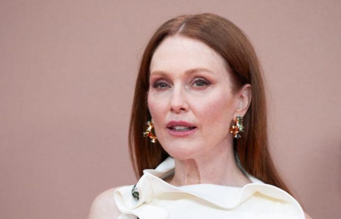 Julianne Moore fa colpo con una collana che vale il prezzo di un appartamento