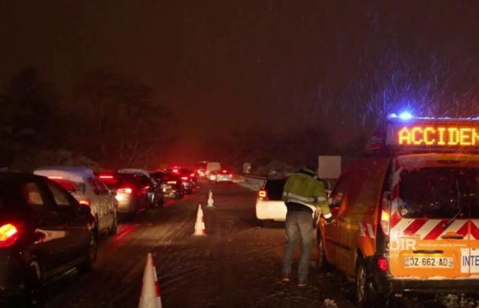 automobilisti bloccati sulle strade a causa della neve