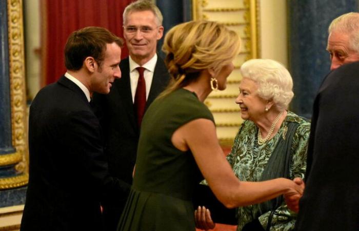 Elisabetta II senza pietà per Emmanuel Macron