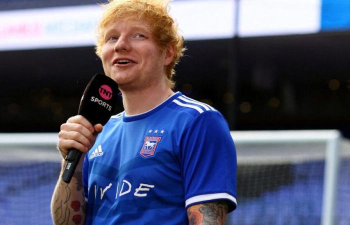 «Lo chiamò prima di salire sul palco con Taylor Swift»: quando Ed Sheeran recluta un giocatore per l’Ipswich