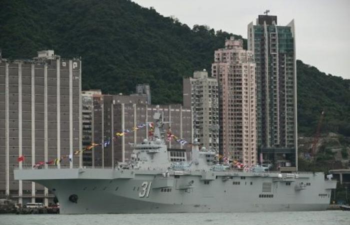 La Cina mostra una nave da guerra all’avanguardia a Hong Kong