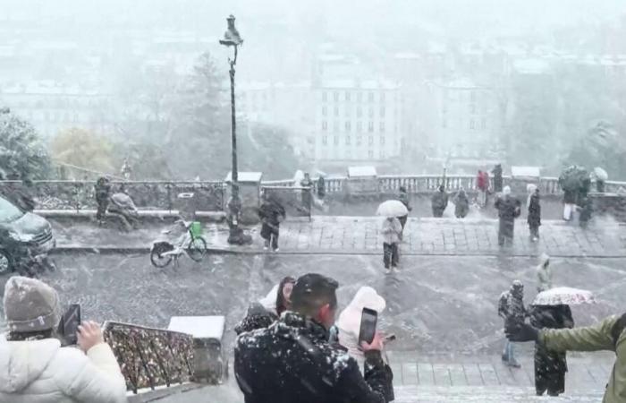 Da Parigi a Versailles, la neve nella regione parigina delizia i turisti e sorprende i locali