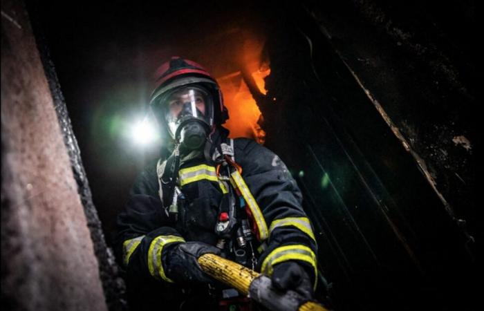 una casa devastata dalle fiamme