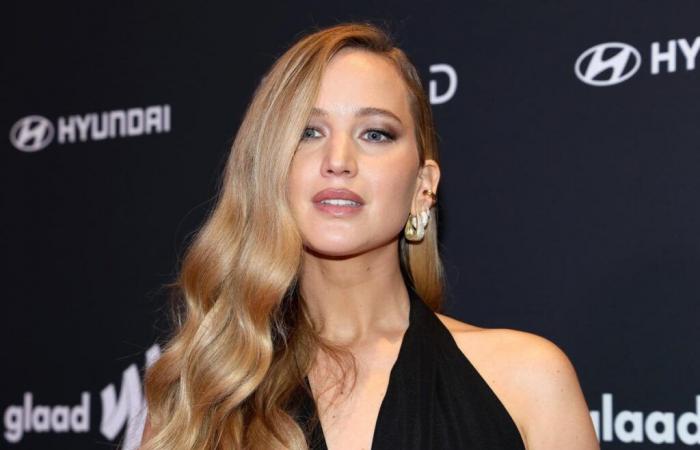 Jennifer Lawrence rimprovera i troll che la definiscono “non abbastanza istruita” per “parlare di politica”, afferma che la famiglia l'ha incoraggiata a non produrre un documentario talebano