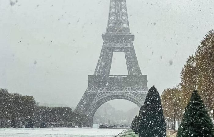 Neve a Parigi: la Torre Eiffel chiusa fino a venerdì pomeriggio