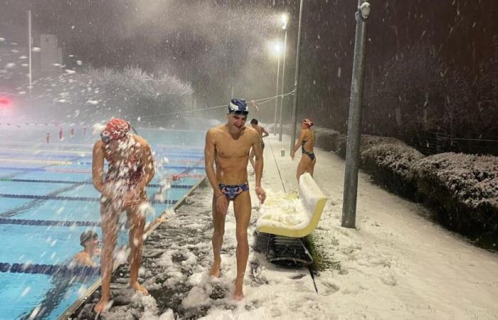 Neve in Alsazia: bagno “nordico” e battaglia a palle di neve per i nuotatori della Mulhouse Olympique Natation