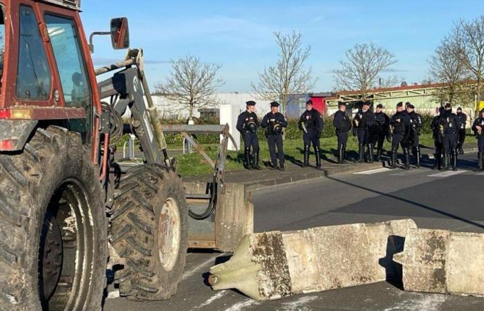 Rabbia agricola: a Ruffec, il CRS ha allontanato i contadini dal CR86, la gendarmeria mobile è intervenuta a Roullet e Vars