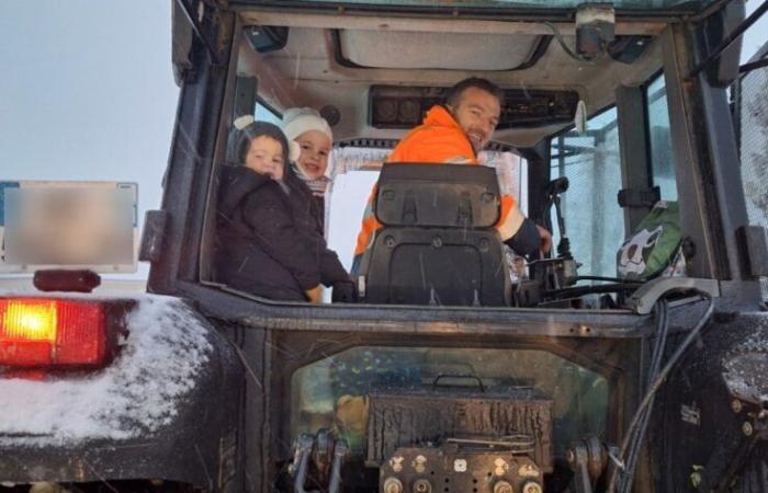 Neve nell'Orne. Due bambini bloccati a scuola, un trattore li riporta a casa