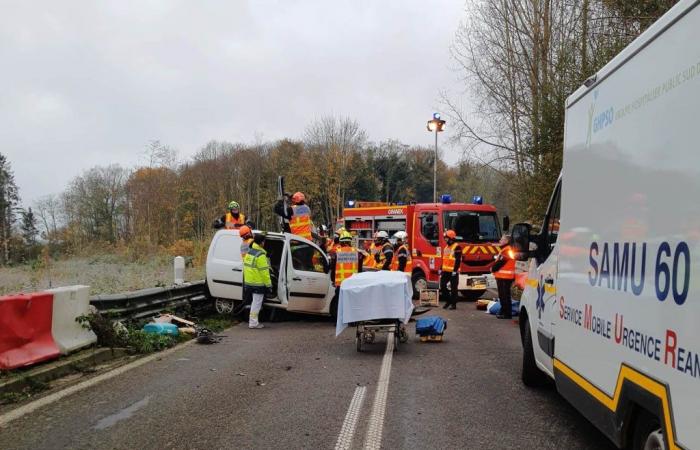 Un autobus che trasportava studenti delle scuole superiori si è scontrato frontalmente con un'auto a Senlis