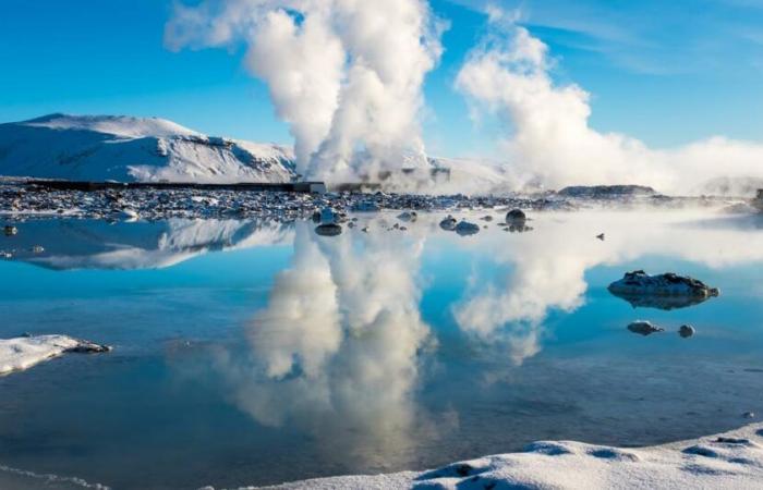 Immagini spettacolari della famosa Laguna Blu islandese invasa dalla lava vulcanica