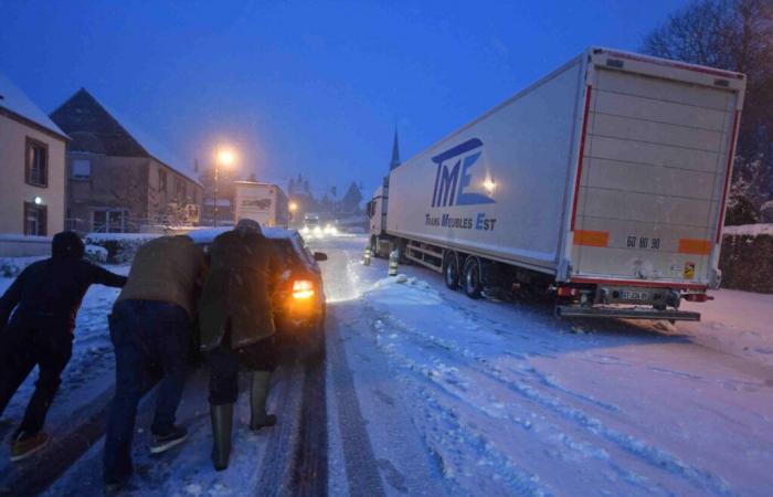 a causa della neve, quasi 2.500 camion sono bloccati sulla A36, hanno individuato i camionisti