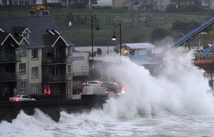 Met Éireann emette un avviso rosso per forti piogge in due contee