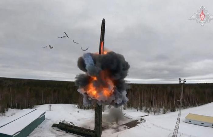 Lanciando per la prima volta un missile balistico a medio raggio contro l’Ucraina, la Russia esercita pressione sull’Occidente