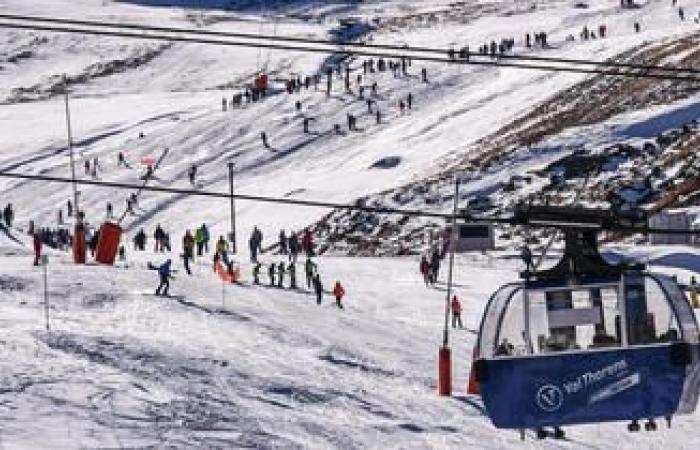 uno scontro a catena che coinvolge un autobus lascia una ventina di persone ferite sulla A6b, diverse delle quali in gravi condizioni