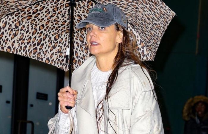 Katie Holmes si avvolge in un trench beige e maglia a trecce con una borsa Birkin Dupe