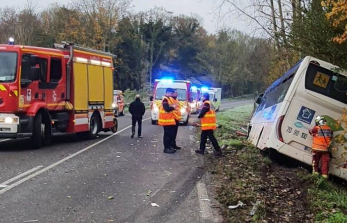 Un autobus che trasportava studenti delle scuole superiori si è scontrato frontalmente con un'auto a Senlis