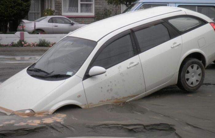 Una buca di 15 metri inghiotte un'auto nel Pas-de-Calais!