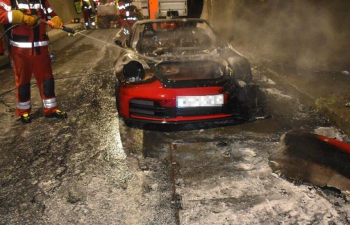 La loro macchina prende fuoco in un tunnel, cercano di combattere le fiamme