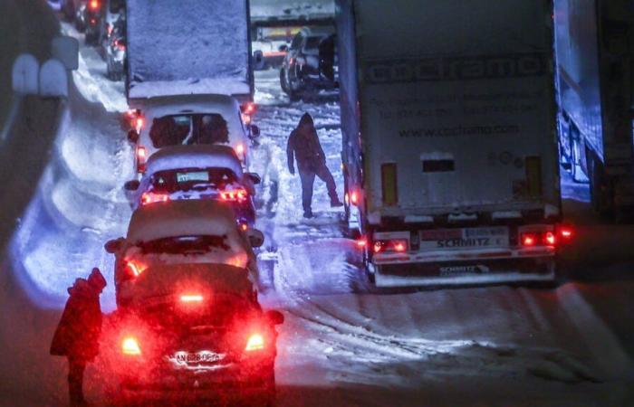 “Non abbiamo visto nessuno”, testimonia un automobilista bloccato sull’autostrada A36 da giovedì sera alle 21.