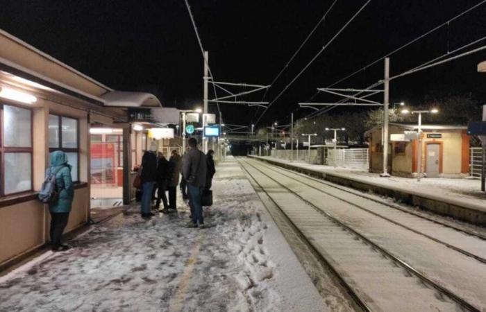 passeggeri refrigerati e lasciati a se stessi in una stazione deserta in Normandia