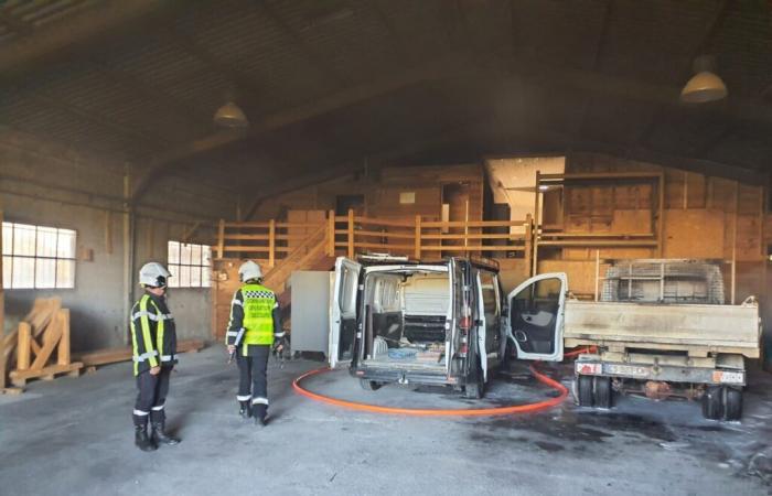 Un violento incendio scoppia in un hangar a Gard: distrutti due veicoli