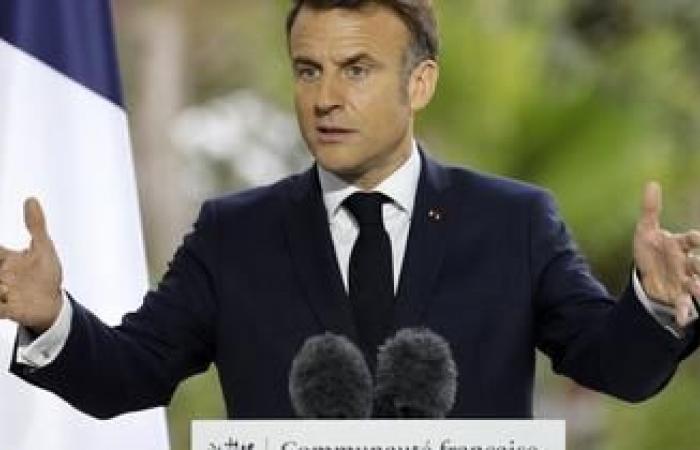 Emmanuel Macron “molto preoccupato” per la “scomparsa” dello scrittore Boualem Sansal ad Algeri