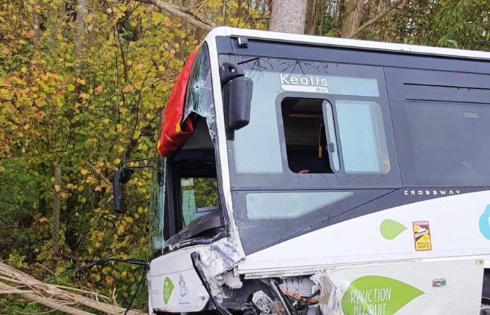 Un autobus che trasportava studenti delle scuole superiori si è scontrato frontalmente con un'auto a Senlis