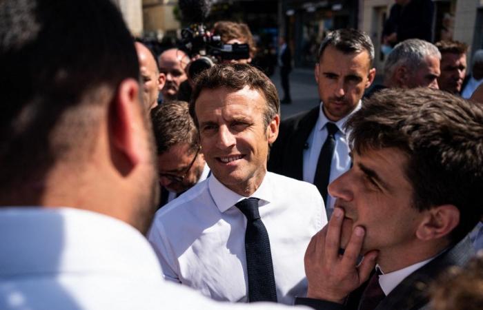 quando Emmanuel Macron si toglie giacca (e maschera)