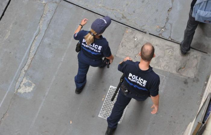 Un'agente della polizia municipale minacciata con un coltello, i suoi colleghi sopraffanno l'aggressore