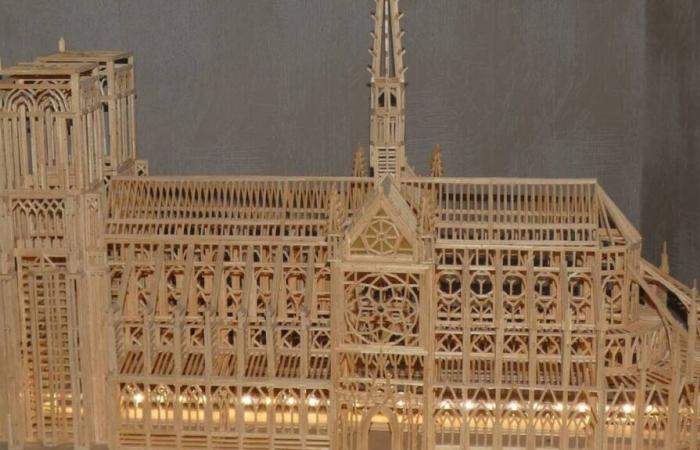 in mostra il suo modello a fiammifero di Notre-Dame